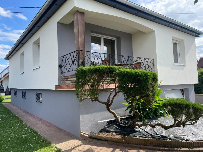 Isolation thermique extérieure Sto complète avec enduit organique teinté pour maison individuelle à Dachstein (67120) près de Strasbourg