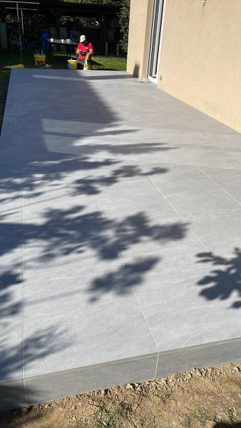 Rénovation complète de terrasse moderne avec chape fibrée et pose de dalles grises Stone Creek Light Grey à Rosheim (Bas-Rhin)